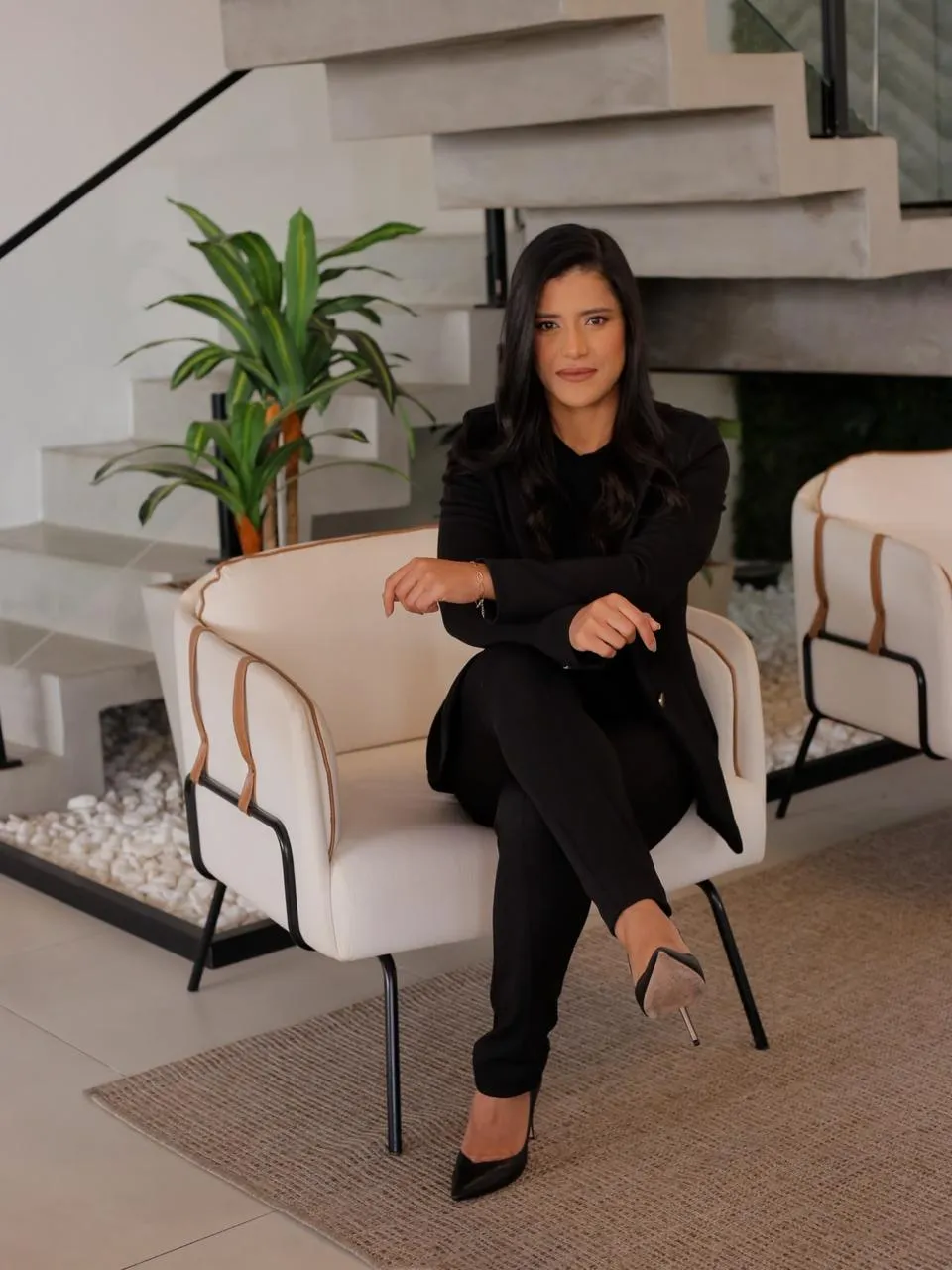 Daiane Oliveira sentada em uma poltrona